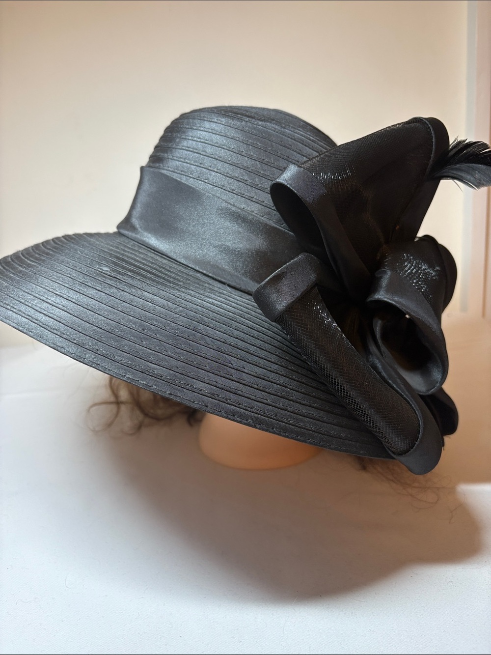 Giovannio Black Poly Dramatic Bow and feather Accent Hat One Size.